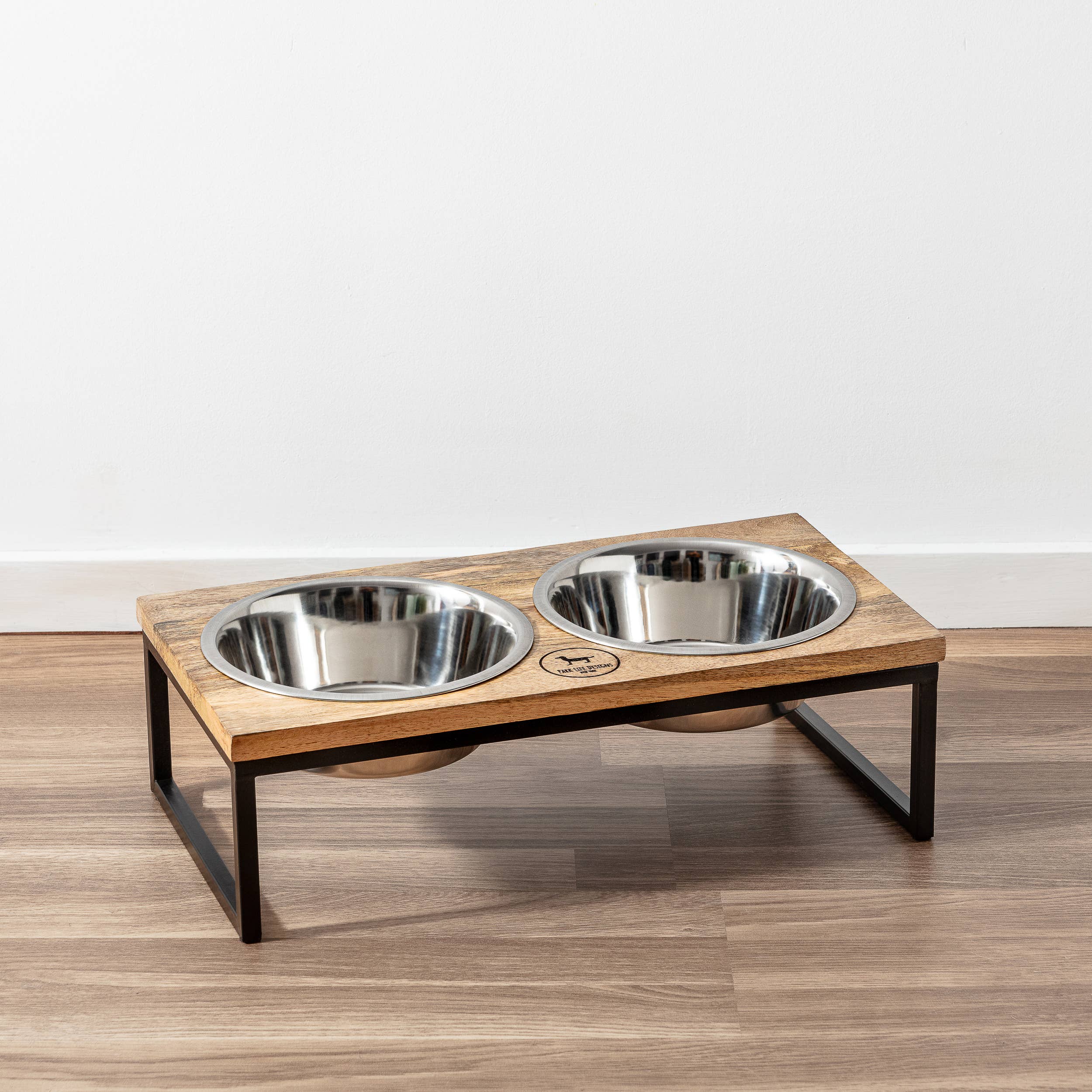 Hearth & Haven – Matstativ til hund
