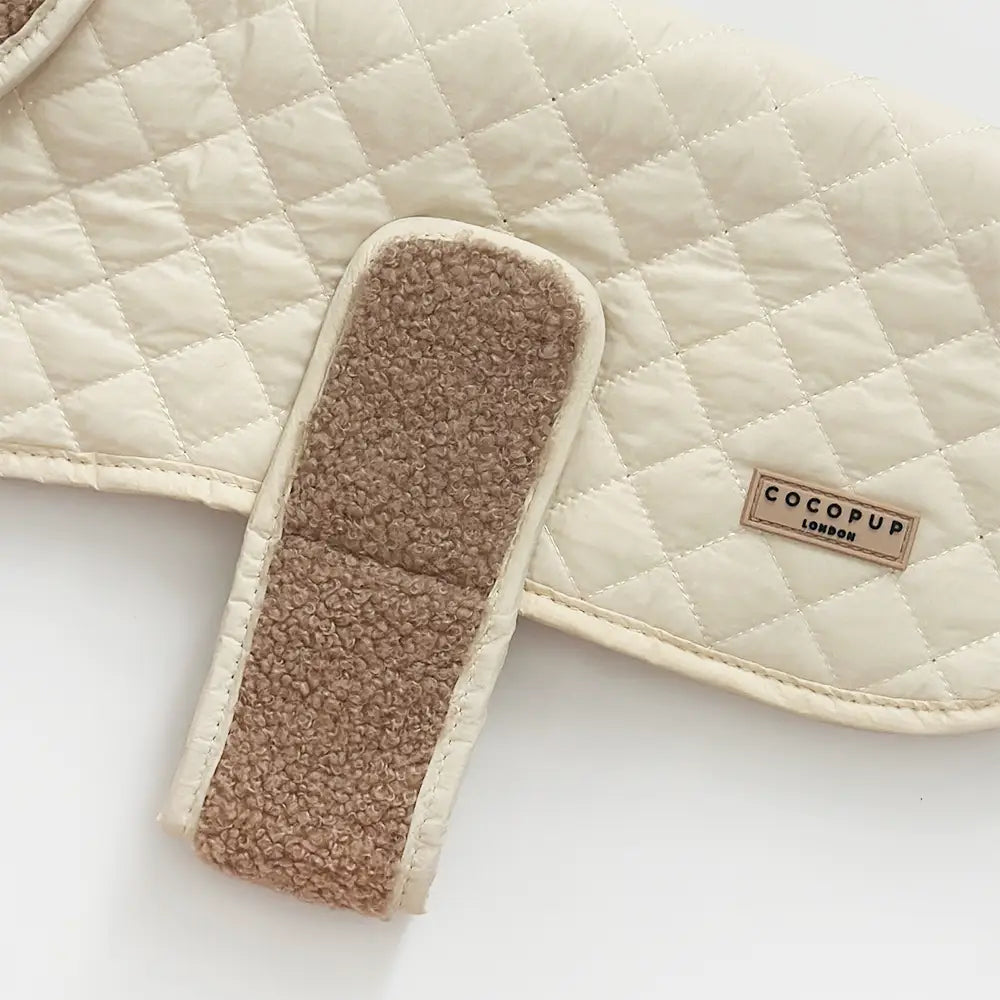 Luxe Quilted Creamy Chai - Vattert hundejakke