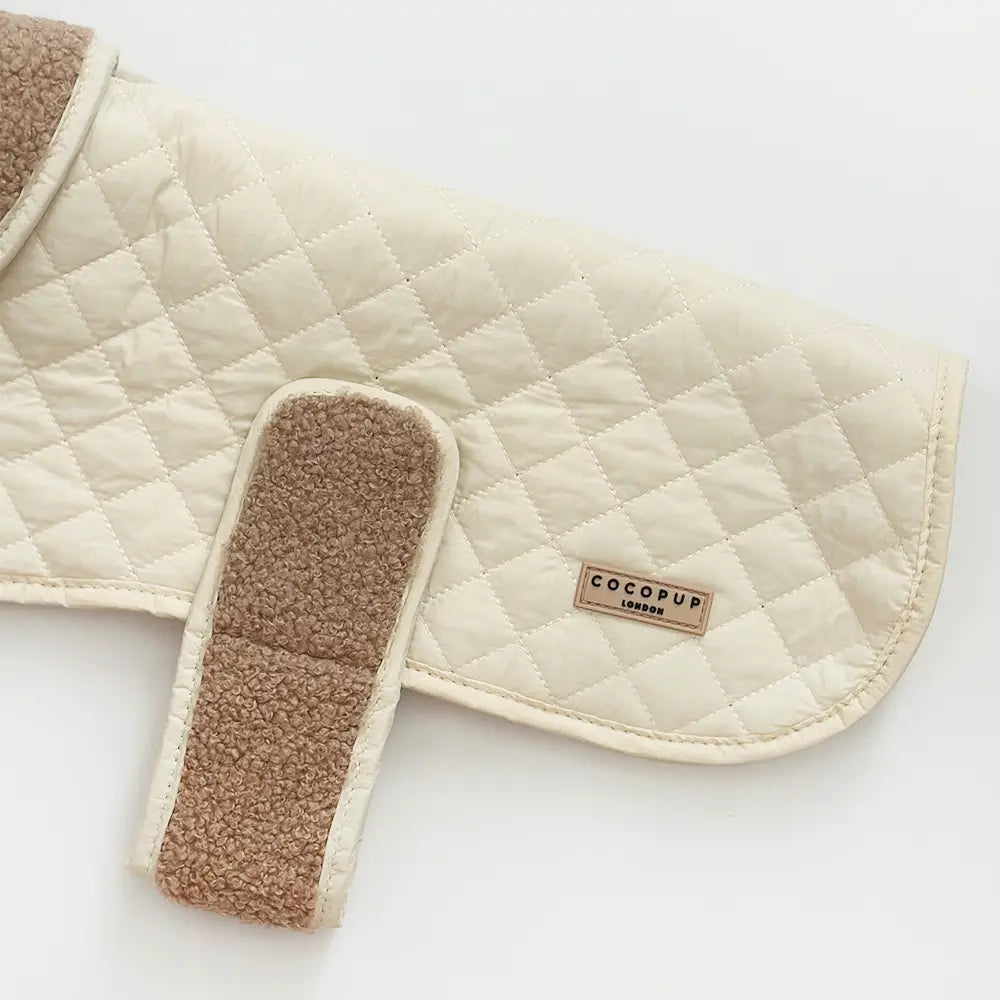 Luxe Quilted Creamy Chai - Vattert hundejakke