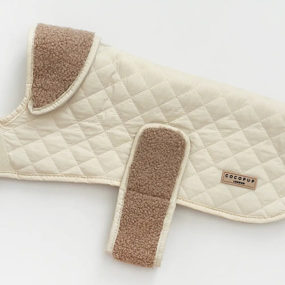 Luxe Quilted Creamy Chai - Vattert hundejakke