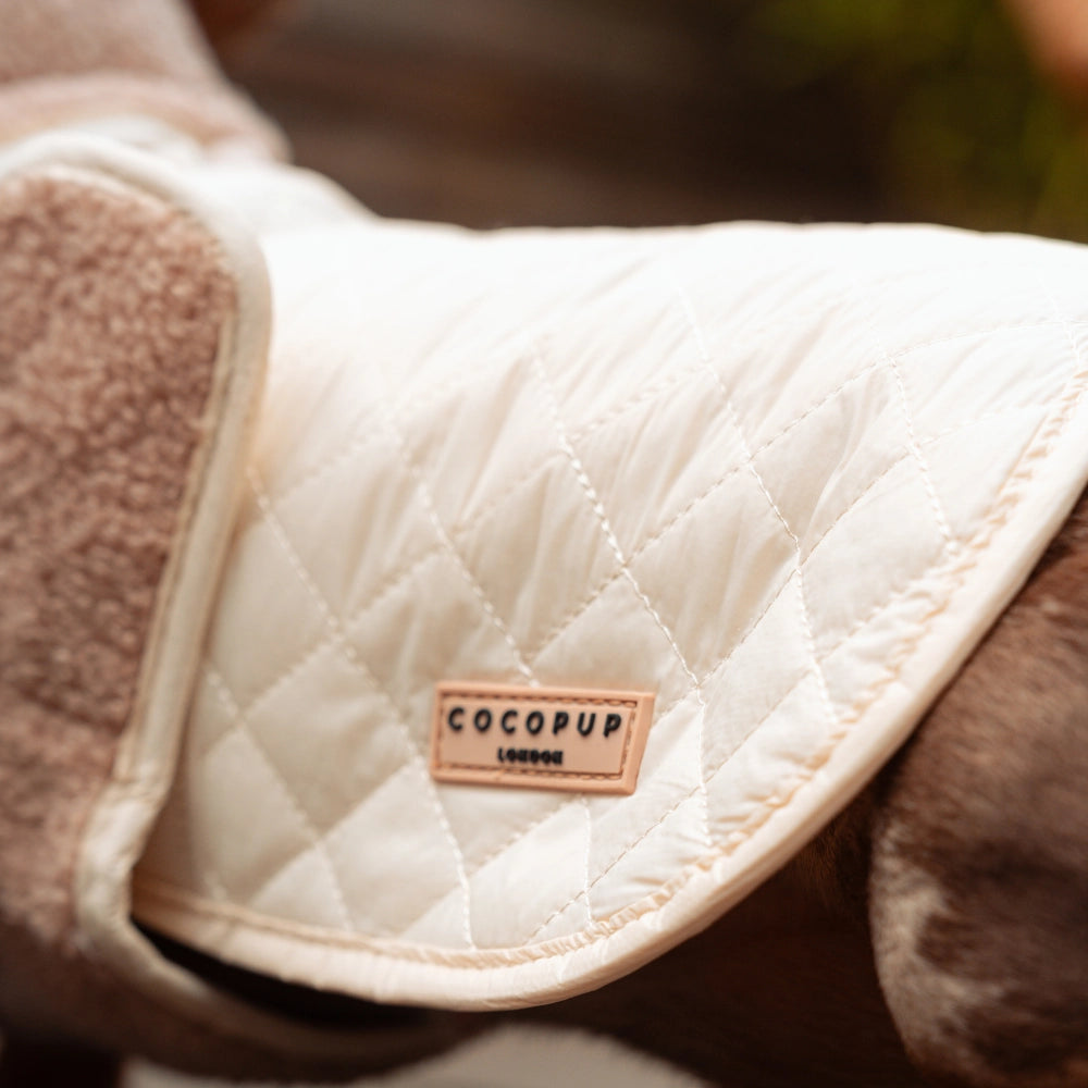 Luxe Quilted Creamy Chai - Vattert hundejakke