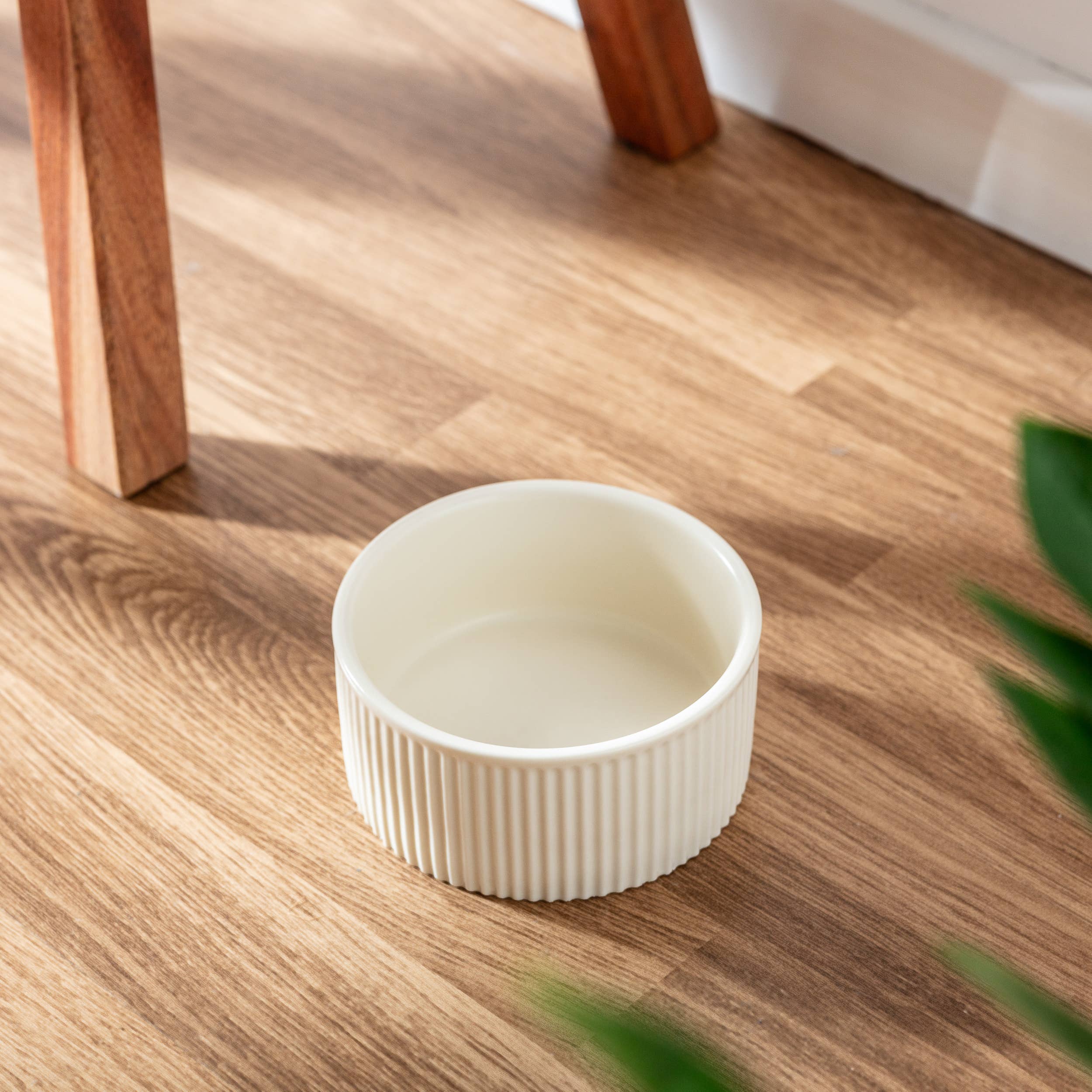 Jardin Ribbed – Kremhvit matskål til hund