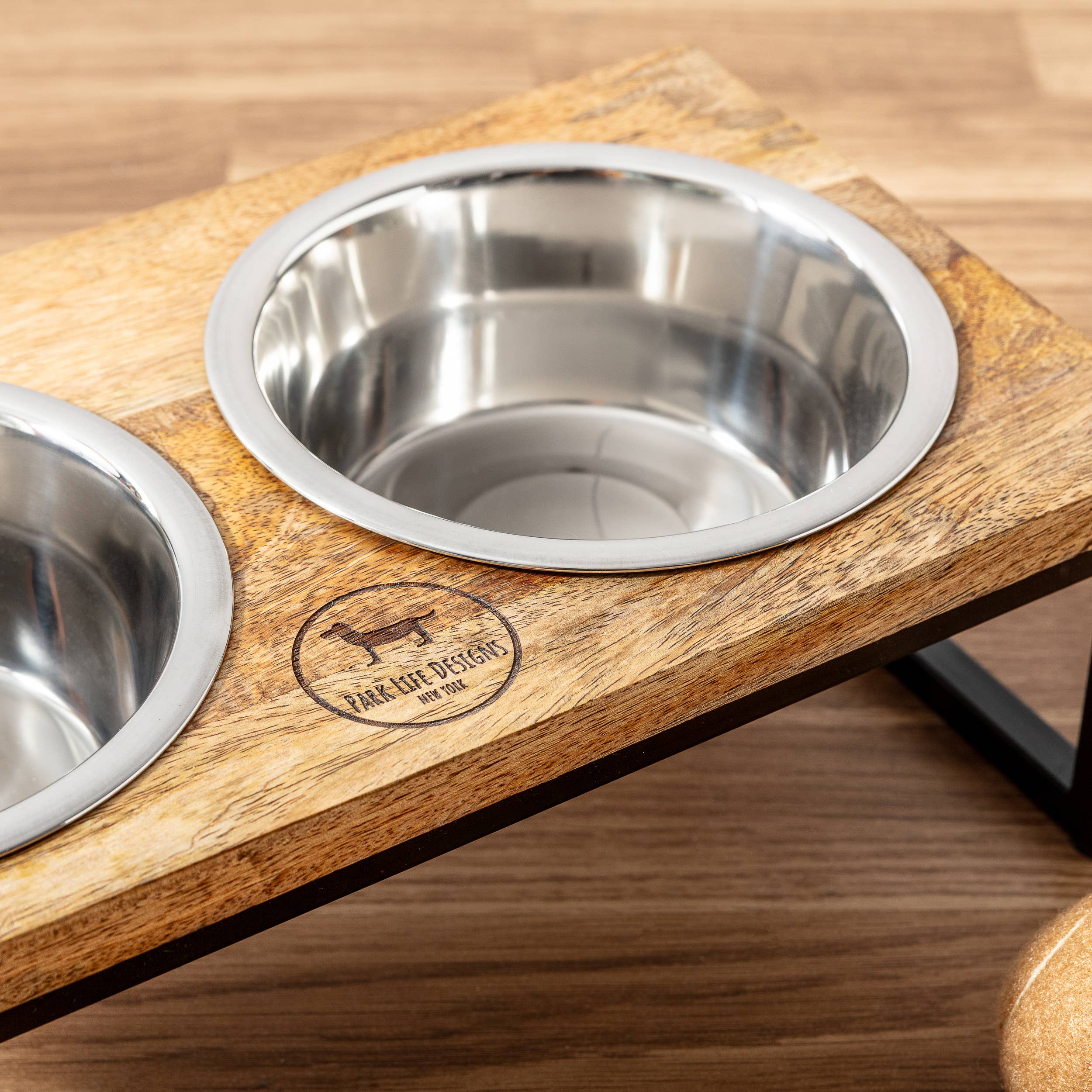 Hearth & Haven – Matstativ til hund
